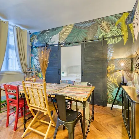 Vieux Marche Sublime Avec Ascenseur Daire